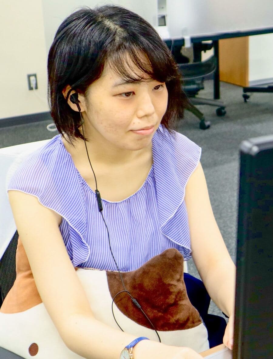 モニターに向かって作業するデータテック部のAIトレーナー